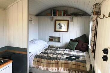 Отель Barnham Court Farm