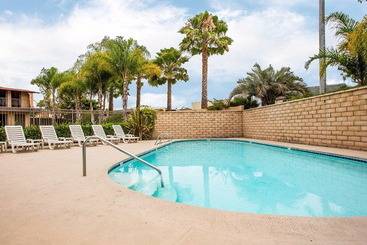 هتل Hyland Inn Near Legoland