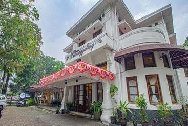 Szálloda Bumi Sawunggaling