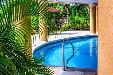 ویلا White Sands Beach Condos