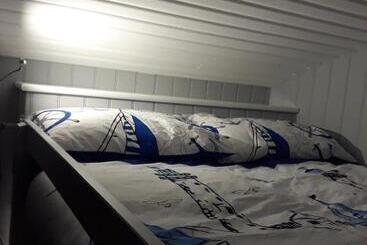 هتل Allibella Shepherds Hut, Amazing Seaview, Private Garden, Pet Friendly