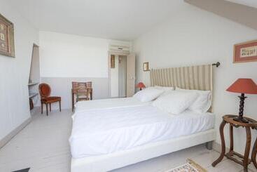 تختخواب و صبحانه La Perluette