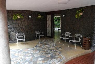 Bed and Breakfast New Manila Suites