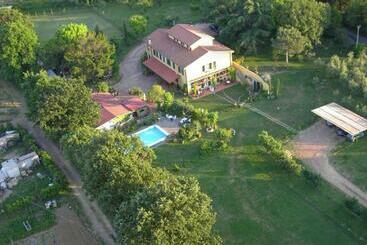 Отель Tenuta Poggio Alla Farnia