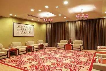 Отель The Queens Airport Business Hot