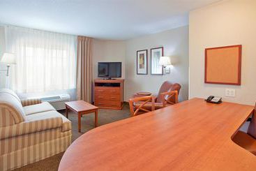 בית מלון כפרי Candlewood Suites Kansas City Airport