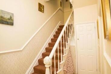 Hostal Parasol Weston Guest House