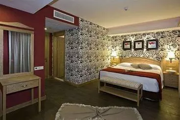 Konvoy Hotel & The Country Club