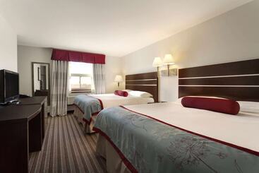 هتل Super 8 By Wyndham Saskatoon Near Downtown