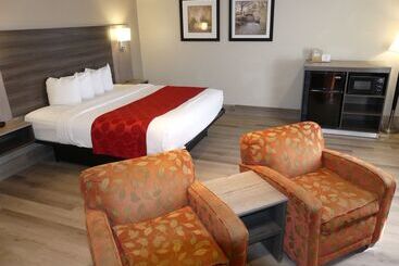 בית מלון כפרי Ramada By Wyndham Platte City Kci Airport