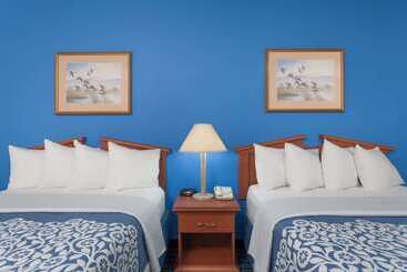 Отель Days Inn & Suites By Wyndham Cambridge