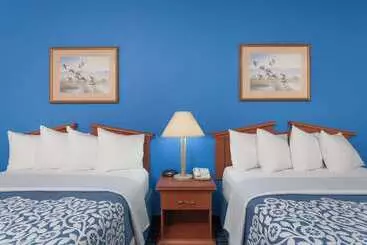 בית מלון כפרי Days Inn & Suites By Wyndham Cambridge