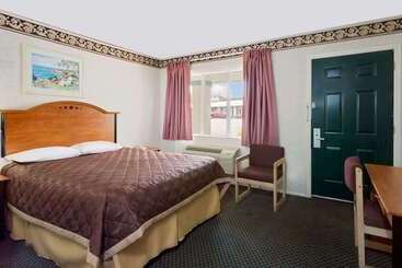 בית מלון כפרי Knights Inn Madison Heights