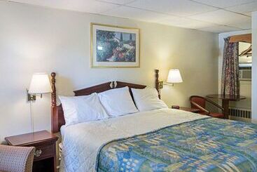 בית מלון כפרי Rodeway Inn