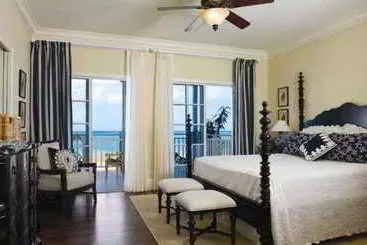 Hotel The Veranda Resort & Residences