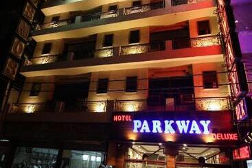 בית מלון כפרי Parkway Deluxe