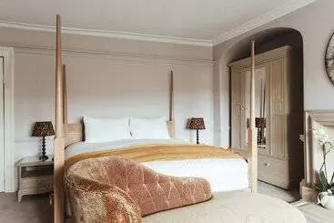 هتل The Falcon Painswick