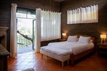 هتل Nirvana Restaurant & Retreat