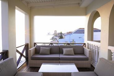 هتل Scuba Lodge & Suites