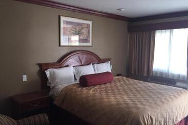 בית מלון כפרי Thunderbird Lodge