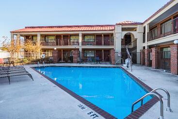 בית מלון כפרי Red Roof Inn & Suites Scottsboro