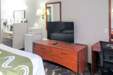 Отель Quality Inn & Suites Salina National Forest Area