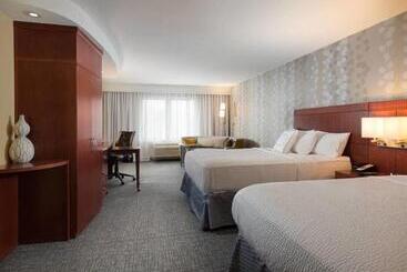 هتل Courtyard Des Moines Ankeny