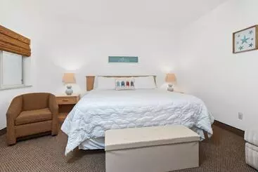 Отель Beach House Inn & Suites