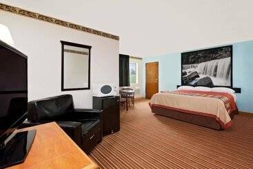 فندق Super 8 By Wyndham Rock Port Mo