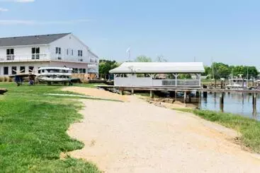 Wylder Hotel   Tilghman Island