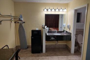 فندق على الطريق Economy Inn Richmond