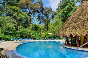 호텔 Cariblue Beach and Jungle Resort