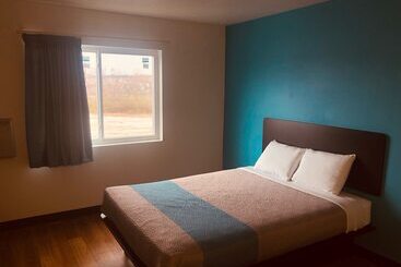 فندق Troy Inn And Suites