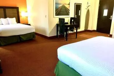 هتل Days Inn & Suites By Wyndham Traverse City