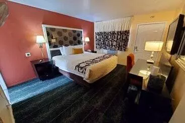 Motel Bluebird Day Inn & Suites