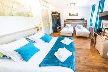 Отель Logis La Bastide Des Golfs