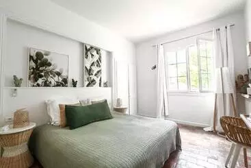 Hotelli De La Plage   Mahogany