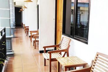 Hotel Salma Syariah Mitra Reddoorz Near Terminal Baru Kediri