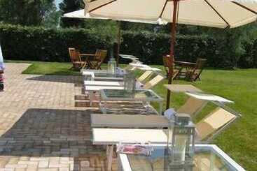 פונדק Casale Di Tormaggiore Villa And Country Suites