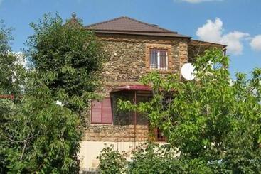 هتل روستایی Three Jugs B&b