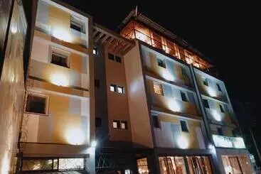 Fly Inn Madagascar Hotel   Navette Gratuite H24   à 300m De L Aéroport International Ivato Antananar