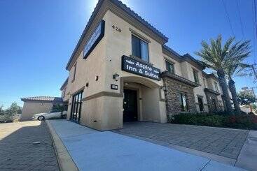 Отель Aspire Inn & Suites Orange