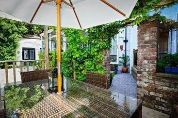 هتل Cheshire Hospitality Ltd Trading As Lennox Lea Studios And Apartments