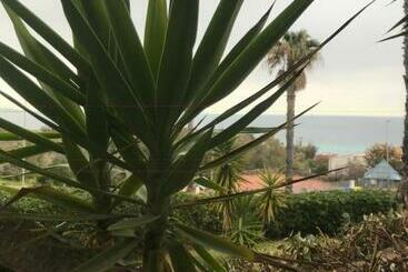 تختخواب و صبحانه Redhouse