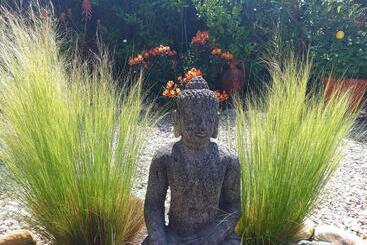 تختخواب و صبحانه Babou