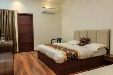 De Manora Homes   Unpretentious Hotel With A Garden , Posh Area Ranjit Avenue
