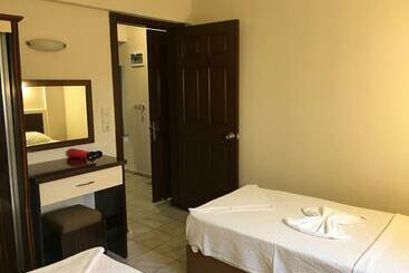 Отель Leons Sun Village Apartments