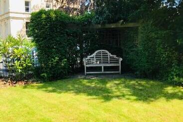 تختخواب و صبحانه College View