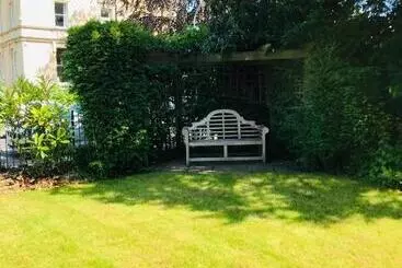 تختخواب و صبحانه College View