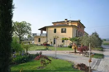 Hotelli Agriturismo Corte Albarel